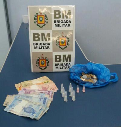 Droga e dinheiro fracionado foram apreendidos pela polícia