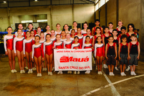 Equipes do Departamento de Ginástica de Trampolim do Colégio Mauá que disputaram o Estadual em Nova Bréscia