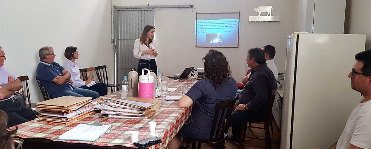 Procuradora Priscila (em pé) fala na reunião geral de encerramento da operação da força-tarefa