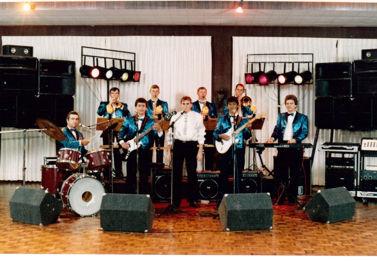 A banda é conhecida por tocar em clubes, casamentos e outros eventos