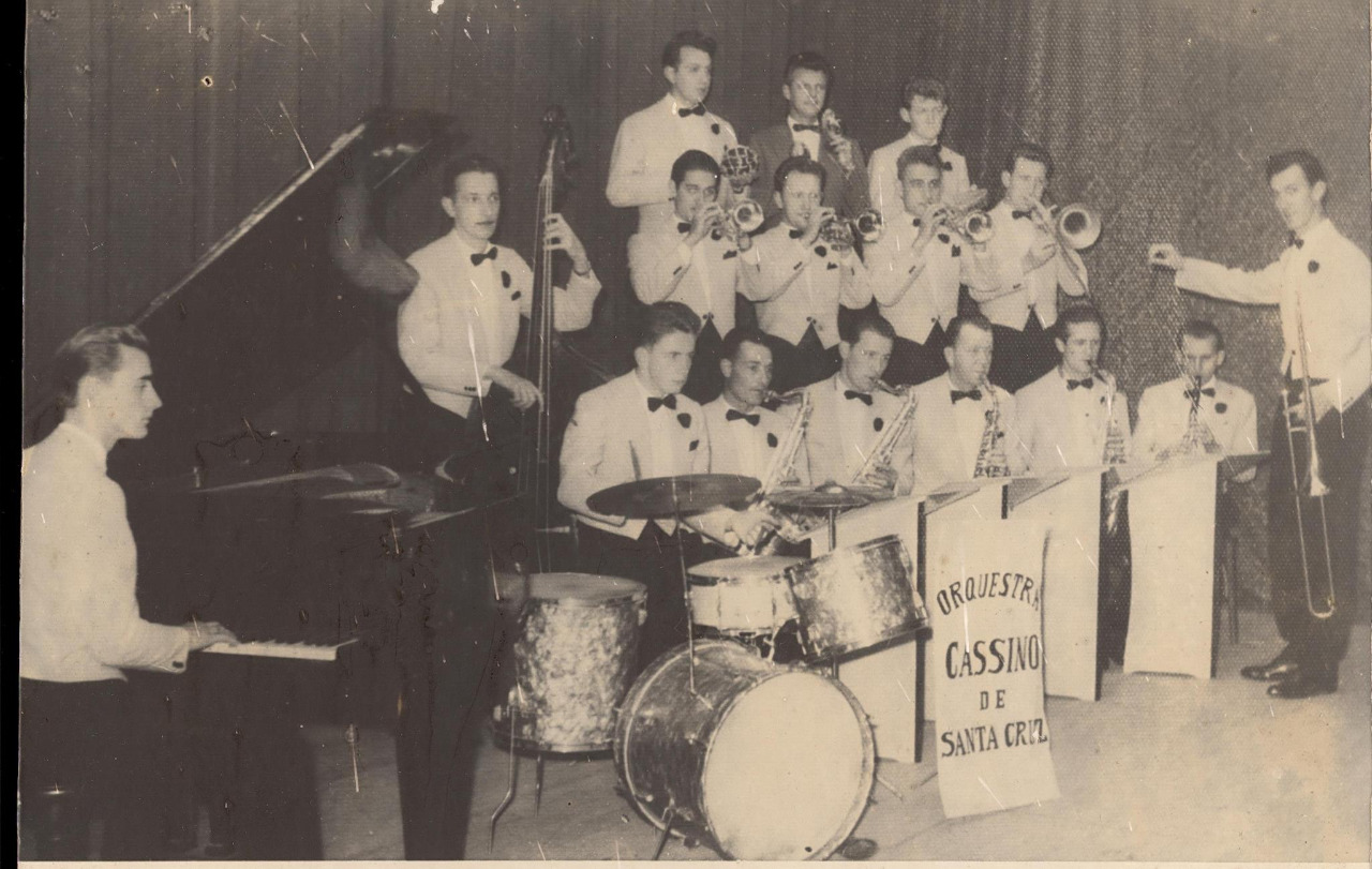 O grupo surgiu em 1959, inicialmente como uma orquestra