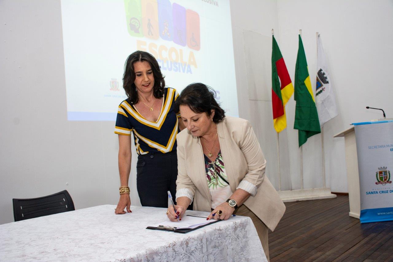 A assinatura do convênio foi realizada na quarta-feira, 18, na Secretaria Municipal de Educação