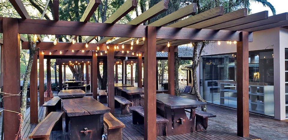 Ambiente externo com móveis rústicos