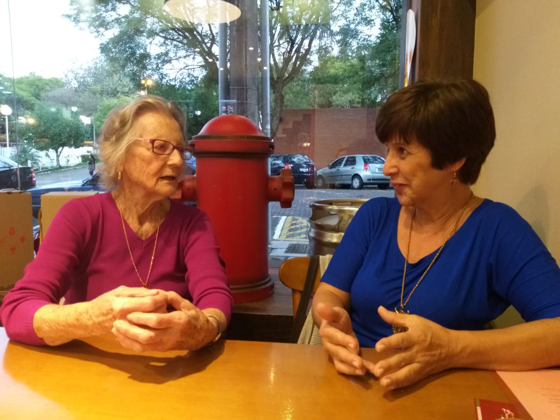 A escritora Moina Fairon e a revisora Ligia Hertzer trabalharam juntas em mais uma obra