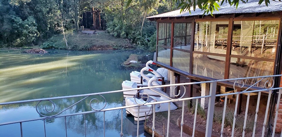 Sacada com vidros ao entorno do lago