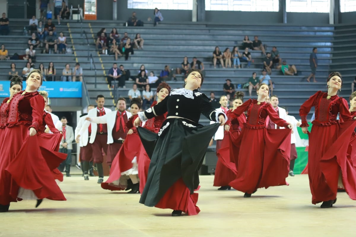 As danças tradicionais foram 'Tatu com Volta no Meio', 'Maçanico' e a 'Dança Roseira'