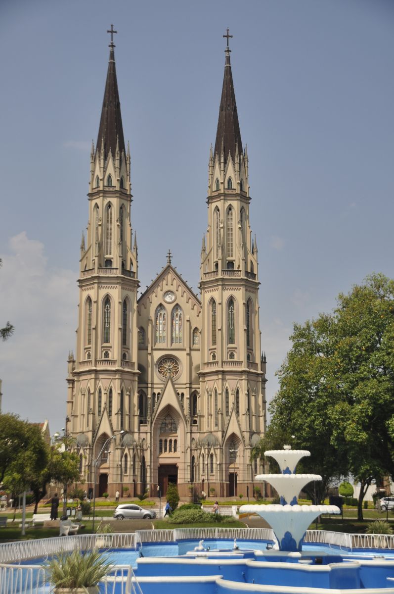 A Catedral S‹o Jo‹o Batista fica localizada em frente ˆ Praa Getœlio Vargas, dois pontos tur’sticos do munic’pio