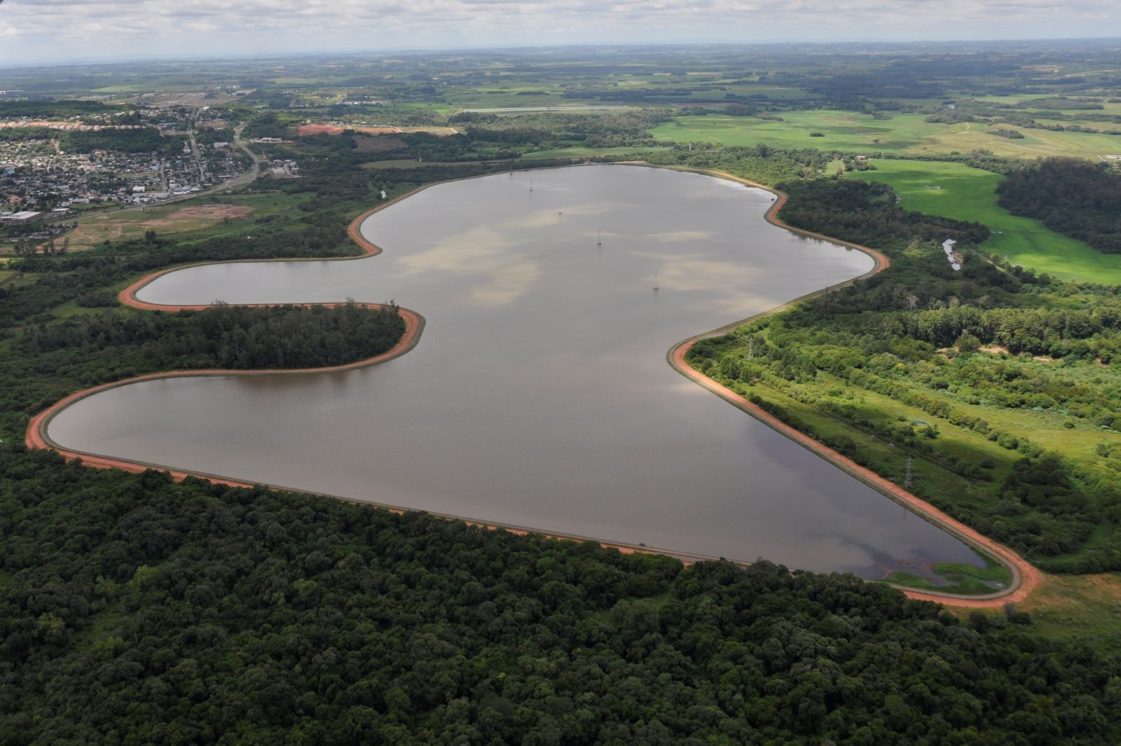 Localizado ˆs margens do Rio Pardinho est‡ o Lago Dourado 