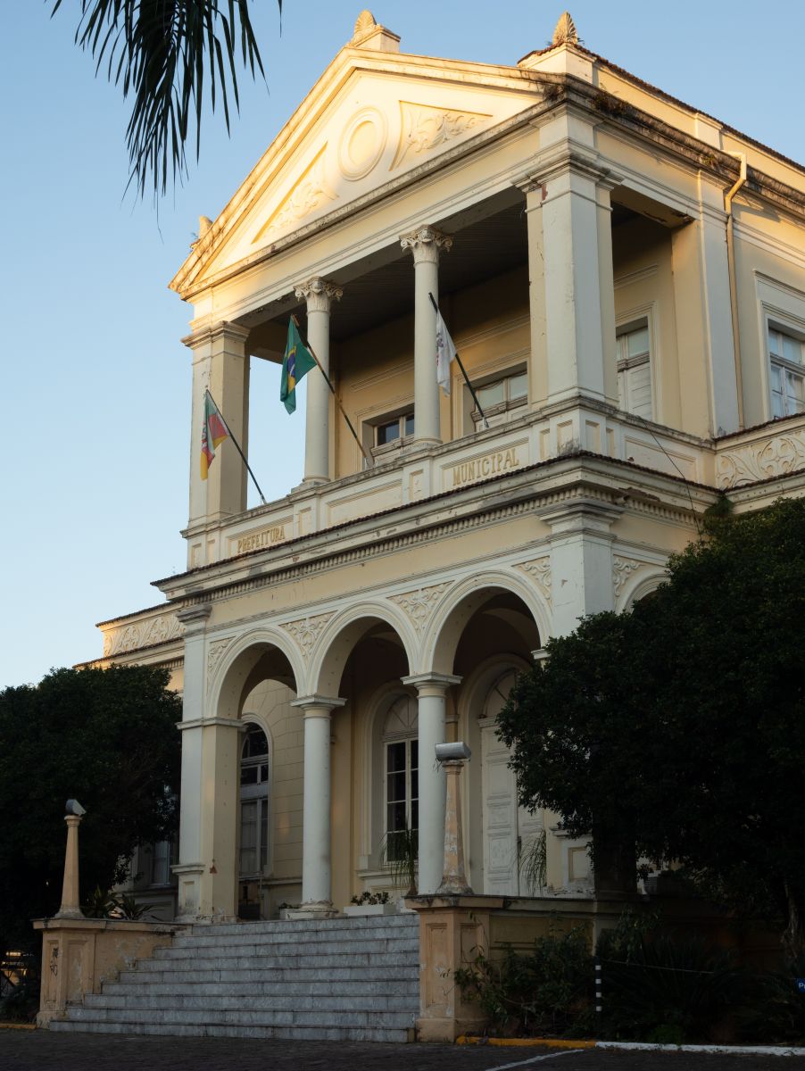 A Prefeitura Municipal fica na Praa da Bandeira 