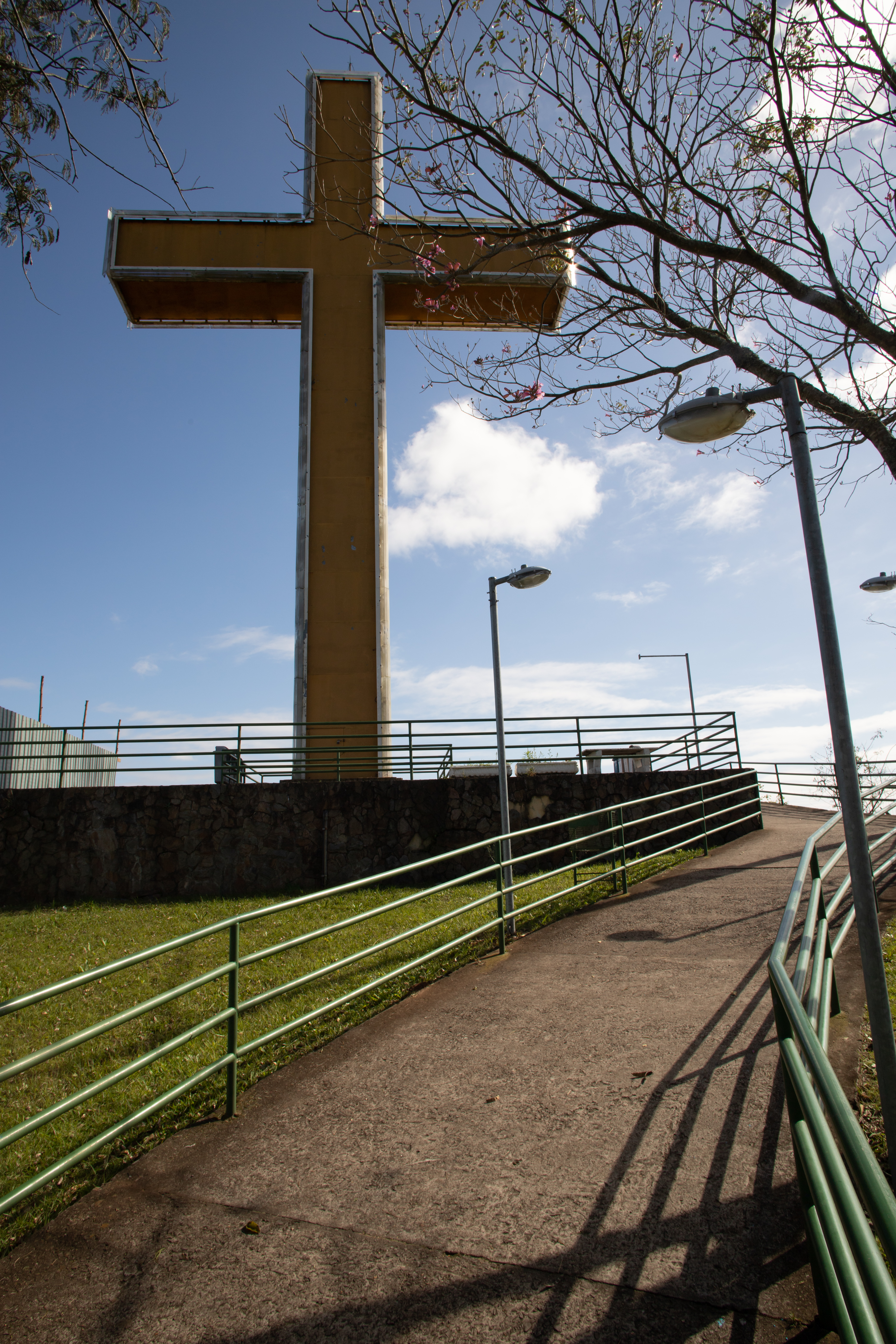 A noite Ž poss’vel ver a ilumina‹o da cidade e a cruz iluminada com neon. Durante o dia Ž poss’vel ver o Lago Dourado, o Cintur‹o Verde e a extens‹o de Santa Cruz do Sul