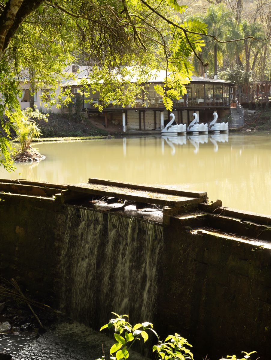 Rodeado pela natureza do Cintur‹o Verde encontra-se um ponto tur’stico muito procurado: o Parque da Gruta 