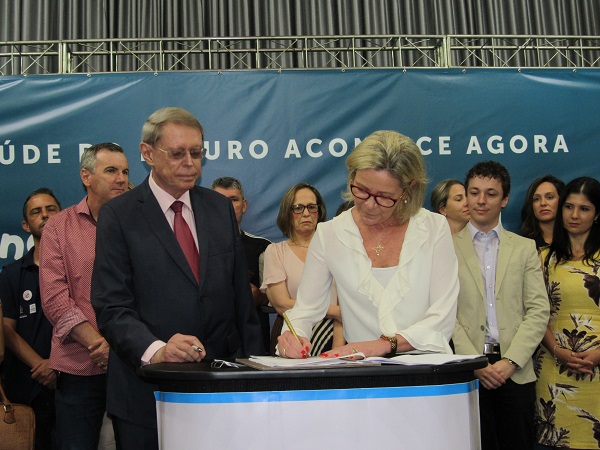 Prefeito Telmo Kirst e a  superintendente Tanira Andreatta Torelly Pinto assinaram convênio em ato no Palacinho