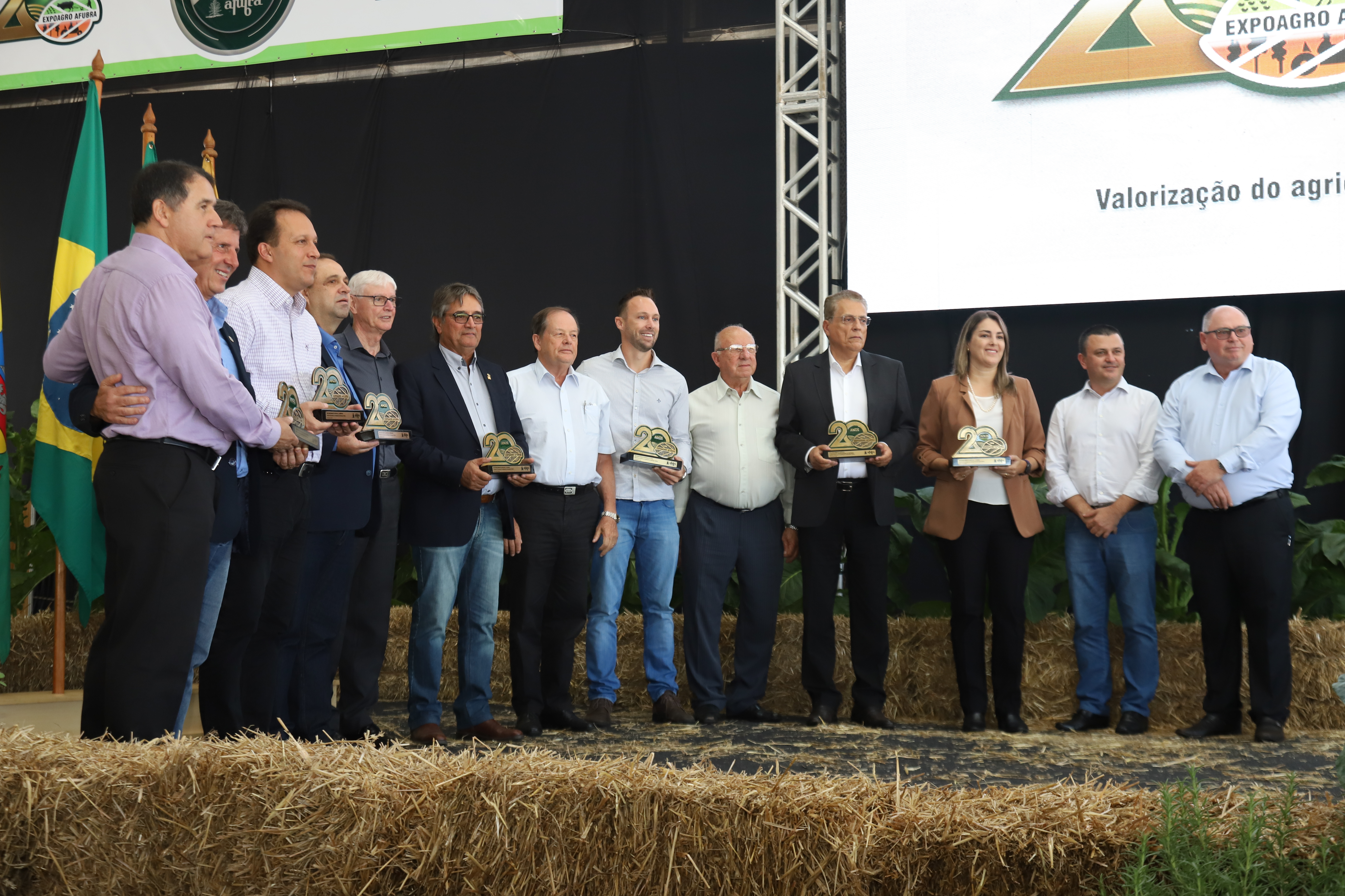 Dirigentes da Afubra entregaram troféu em homenagem para autoridades e parceiros do evento durante o lançamento do evento