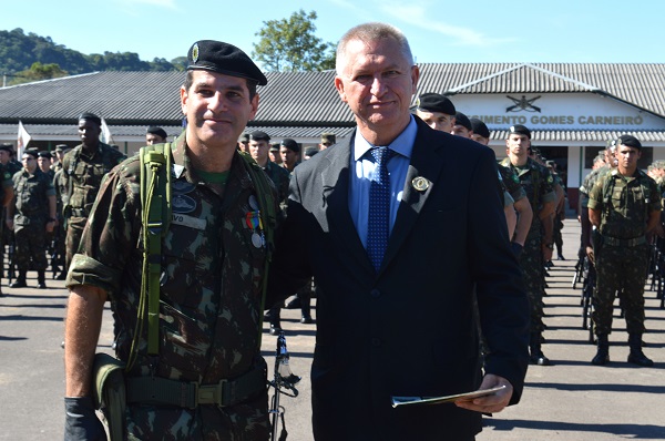 O Tenente-Coronel, Comandante do 7º BIB, Christian Augusto dos Santos Cravo entregou ao diretor do Colégio Mauá, Nestor Raschen, o diploma de Colaborador Emérito do Exército