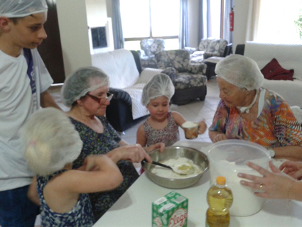 Hóspedes e crianças confeccionaram bolachas natalinas e chocotones