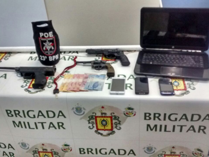 Objetos que estavam com os acusados foram apreendidos