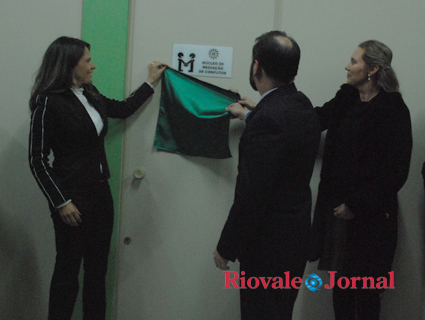 Delegada Raquel, o Chefe de Polícia Emerson Wendt e a juíza Josiane Estivalet descerraram a placa