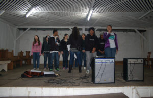 Talento de estudantes apresentado no palco