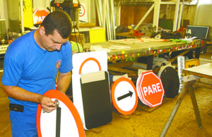 TRÂNSITO Placas de até 15 anos de uso são substituídas