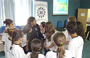 Amanhã jovens percorrem a cidade em busca de doações de alimentos