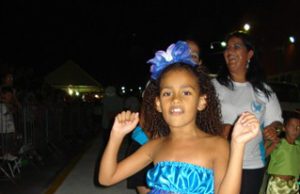 Crianças mostram muito samba no pé no Carnaval de Rua