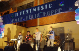 Estudantes em festival de música