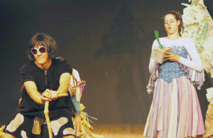 Um gato e uma andorinha em peça teatral