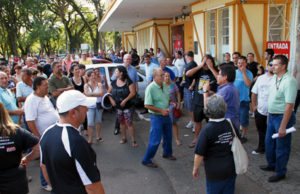 Servidores protestam contra proposta do Executivo Municipal