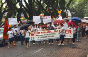 Professores protestam em passeata até a 6ª CRE