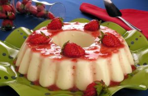 Flan de iogurte com calda de morango