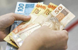 Relator do Orçamento fixa salário mínimo de R$ 1.210 em 2022