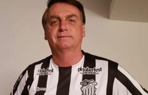Bolsonaro veste camisa do Santa Cruz
