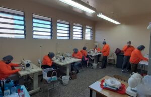 Detentas recebem certificados de curso profissionalizante
