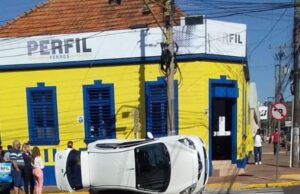 Carro capota no Centro de Santa Cruz