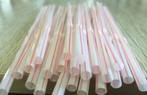 Canudos de plástico serão proibidos a partir de setembro em Santa Cruz