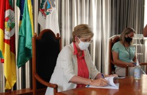 Prefeita Helena assina decreto e apresenta regras durante lockdown