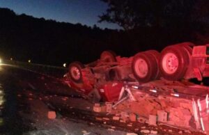 Acidente com caminhão deixa trânsito lento na RSC-287