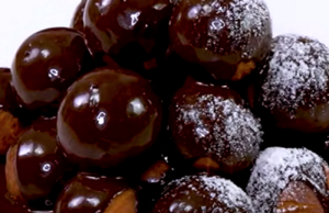 Bolinho de chuva com leite em pó e calda de chocolate