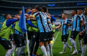 Na Arena e de virada, Grêmio vence a Chapecoense no Brasileirão