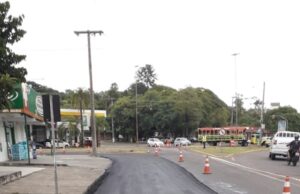 Prefeitura trabalha no asfaltamento de três vias