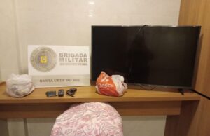 Homem é preso com uma TV furtada enrolada em um cobertor