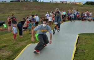 Prefeitura celebra revitalização da praça do Santa Vitória