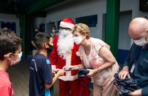 Alunos da rede pública municipal ganham mochilas e estojos