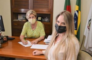 Prefeita Helena Hermany sanciona lei para ensinar Manobra de Heimlich