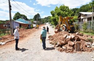 Elstor Desbessell confere início da obra de pavimentação no Vale do Nazaré