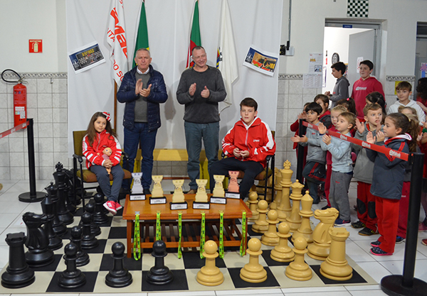 Aos 9 anos, aluna da rede pública já é tricampeã paulista e campeã nacional  de xadrez escolar, Santos e Região