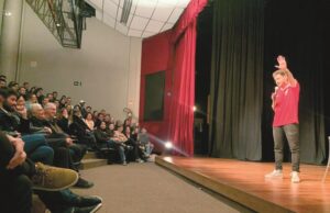 Comunicador Gio Lisboa apresenta stand up comedy