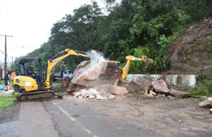Prefeitura remove pedras que deslizaram no Belvedere