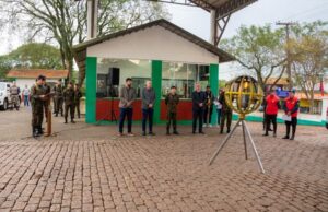 Vice-prefeito prestigia chegada do Fogo Simbólico ao 7º BIB