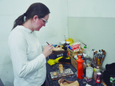 Dia do Trabalhador | Profissão de sapateiro resiste a um mundo mecanizado